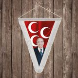 Punto Dizayn Alparslan Türkeş ve Üç Hilal Kırmızı Sancak Beyaz Saçaklı Üçgen Flama Bayrak Hatıra Flama