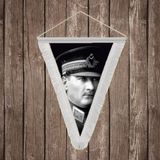 Punto Dizayn Askeri Kıyafeti ile Mustafa Kemal Atatürk Beyaz Saçaklı Üçgen Flama Bayrak Hatıra Flama ATA44