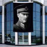 Punto Dizayn Askeri Kıyafeti ile Mustafa Kemal Atatürk Poster Bayrak Raşel Kumal 4x6 Metre ATA44