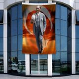 Punto Dizayn Atatürk Baston ve Fotor Şapkasiyla Poster Bayrak Raşel Kumal 4x6 Metre ATA74