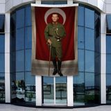 Punto Dizayn Elinde Bastonu Ile Üniformalı Mustafa Kemal Atatürk Poster Bayrak Raşel Kumal 4x6 Metre ATA62