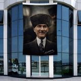 Punto Dizayn Gülümseyen Mustafa Kemal Atatürk Portresi Poster Bayrak Raşel Kumal 4x6 Metre ATA65