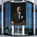 Punto Dizayn Istikbal Göklerdedir Atatürk Portresi Poster Bayrak Raşel Kumal 4x6 Metre ATA10