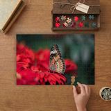 Punto Dizayn Kırmızı Çiçeğe Konmuş Güzel Kelebek Tasarımı 240 Parça Ahşap Puzzle Ahşap Kutuda MPY50391