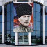 Punto Dizayn Sivil Takım Elbiseli Atatürk Poster Bayrak Raşel Kumal 4x6 Metre ATA24
