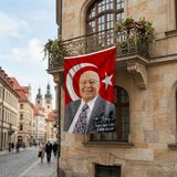 Punto Dizayn Türk Bayrağı Önünde Necmettin Erbakan ve Imzası 140GR Premium Raşel Kumaş Bayrak 150X225 cm