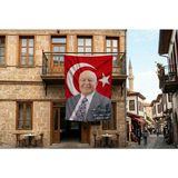Punto Dizayn Türk Bayrağı Önünde Necmettin Erbakan ve Imzası 140GR Premium Raşel Kumaş Bayrak 300X450 cm