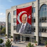 Punto Dizayn Türk Bayrağı Önünde Necmettin Erbakan ve Imzası 140GR Premium Raşel Kumaş Bayrak 6x9 Metre