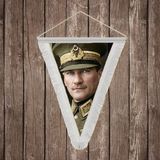 Punto Dizayn Üniformalı Atatürk Portresi Yakın Çekim Beyaz Saçaklı Üçgen Flama Bayrak Hatıra Flama ATA66