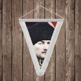 Punto Dizayn Üniformalı Kalpaklı Gazi Mustafa Kemal Atatürk Beyaz Saçaklı Üçgen Flama Bayrak Hatıra Flama ATA24