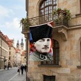 Punto Dizayn Üniformalı Kalpaklı Gazi Mustafa Kemal Atatürk Poster Bayrak Premium Raşel Kumaş ATA24