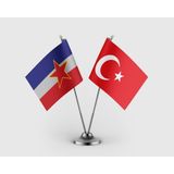 Punto Dizayn Yugoslavya Bayrağı ve Türkiye Bayrağı Ikili Saten Masa Bayrağı Takımı