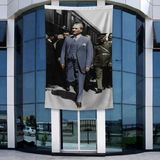 Punto Dizayn Yürüyen Atatürk Portresi Poster Bayrak Raşel Kumal 4x6 Metre ATA77