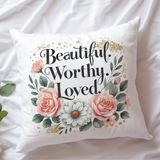 Qoeuyl Boutique Beautiful Worthy Loved Mother Baskılı Anneler Günü Hediyelik Elyaf Dolgulu Saten Dekoratif Yastık - Beyaz