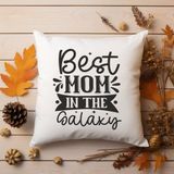 Qoeuyl Boutique Best Mom In The Galaxy Baskılı Anneler Günü Hediyelik Elyaf Dolgulu Saten Dekoratif Yastık - 28 x 28 cm - Beyaz