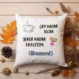 Qoeuyl Boutique Çay Kadar Sıcak Şeker Kadar Tatlıyım (Bazen) Baskılı Komik Hediyelik Elyaf Saten Dekoratif Yastık - 28 x 28 cm - Beyaz