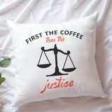 Qoeuyl Boutique First The Coffee Then The Justice Avukat Baskılı Elyaf Dolgulu Hediyelik Yastık - 28 x 28 cm - Beyaz