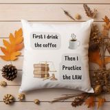 Qoeuyl Boutique First The Coffee Then The Justice Baskılı Avukat Hediyelik Elyaf Saten Dekoratif Yastık - 28 x 28 cm - Beyaz