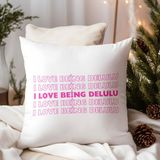 Qoeuyl Boutique I Love Being Delulu Baskılı Hediyelik Elyaf Saten Dekoratif Yastık - 28 x 28 cm - Beyaz