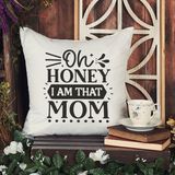 Qoeuyl Boutique Oh Honey I Am That Mom Baskılı Anneler Günü Hediyelik Elyaf Dolgulu Saten Dekoratif Yastık - 28 x 28 cm - Beyaz