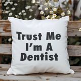 Qoeuyl Boutique Trust Me I'm A Dentist Baskılı Diş Hekimi Hediyelik Elyaf Dolgulu Dekoratif Yastık - 28 x 28 cm - Beyaz