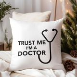 Qoeuyl Boutique Trust Me I'm A Doctor Doktor Baskılı Elyaf Dolgulu Hediyelik Yastık - 28 x 28 cm - Beyaz