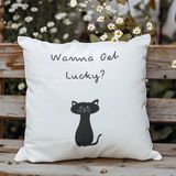 Qoeuyl Boutique Wanna Get Lucky Şans Kedisi Baskılı Hediyelik Elyaf Dolgulu Saten Dekoratif Yastık - 28 x 28 cm - Beyaz