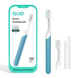 Quip Plastik Sonik Diş Fırçası, Yetişkinler için Elektrikli Diş Fırçası - Seyahat Çantası ve Değiştirilebilir Fırça Başlıklı Zamanda Yolculuk ve Yumuşak Kıllar -3 Aylık Pil Ömrü - Deniz Mavisi