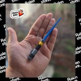 Ralen Içe Geçmeli Mini Işın Kılıcı Anahtarlık – Teleskopik Uzayan Star Wars Tarzı Anahtarlık – Koleksiyonluk Sci-Fi Anahtarlık – Dayanıklı Plastik Tasarım – Çanta, Anahtar ve Aksesuar Süsü - Mavi