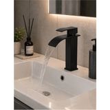 Ralken Lüx Kare Lavabo Bataryası Mat Siyah – Şelale Akışlı Kare Gövde Modern Banyo Musluğu | Çift Su Girişli Lavabo Musluğu