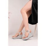 Ramer Çiçek Taş Detaylı Gümüş Dolgu Topuk Sandalet – 9 cm Platform Kum Kaplama
