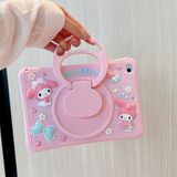 Redmud Teknoloji Samsung Galaxy Tab S9 Fe X510 Uyumlu Standlı Askılı Cute Dolls Figürlü Korumalı Çocuk Tablet Kılıfı - Pembe