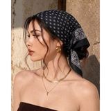 Revam Collection Siyah Retro Desenli Fular Bandana Şal Saten Pamuk Malzeme ile Şık Günlük Kombinler İçin