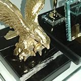 SANATBLOĞU KARTAL FİGÜRLÜ ALTIN VARAK AYAKLI SİYAH MERMER SET OFİS HEDİYELİK MASA İSİMLİK CLK-678
