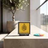 Sanatsal Dikey Hat Çizgili Bismillâhirrahmânirrahîm Süsü 10x10 cm | Dikey formlu hat tasarımı ve Besmele yazısıyla öne çıkan kompakt dekoratif süs
