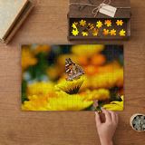 Sarı Çiçeklere Konan Mükemmel Kelebek Tasarımı 240 Parça Ahşap Puzzle Ahşap Kutuda MP04437
