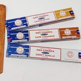 Satya Nag Champa Combo Tütsü Çubukları Karışık Fırsat - Koyu Tarçın, Sandal Ağacı, JR Tütsü Tutucu ile Tatlı vanilya SNC17