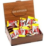 Sevdiklerinize Özel Ahşap Hediye Kutusunda 24 Adet Petito ( Seni Seviyorum Yazılı )