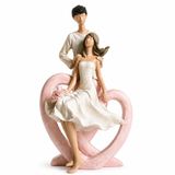 SEVGİLİ BİBLO KALPLİ DEKORATİF OBJE ROMANTİK ÇİFT FİGÜRLÜ BİBLO SANATSAL MODERN EL BOYAMA PARLAK VERNİK PREMIUM DOKU SEVGİ AŞK TEMALI SALON MASA RAF KONSOL EV DEKORASYONU İÇİN HEDİYELİK ÜRÜN