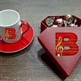 Sevgiliye Özel Harf Baskılı Kırmızı Türk Kahvesi Fincanı ve Baskılı Kutuda Çikolatalar Tek Ebat FŞD494940403333
