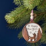 Sevimli Geyik İşlemeli İskandinav Tarzı İki Çam Ağacı Happy New Year Yazılı Dekoratif Yılbaşı Süsü Ceviz