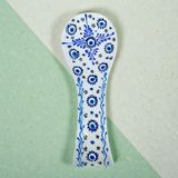Sharp & Art El Yapımı Seramik Kaşık Dayanakları – 21×7 cm – Papatya, Nazar Boncuğu ve Kabartmalı Lale Desenleri - Beyaz - Mavi