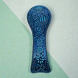 Sharp & Art El Yapımı Seramik Kaşık Dayanakları – 21×7 cm – Papatya, Nazar Boncuğu ve Kabartmalı Lale Desenleri - Turkuaz