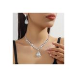 shopidik Zarif ve Işıltılı Kristal Taşlı Kadın Seti 3`Lü Set ( Kolye,Küpe,Bileklik )
