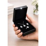 Silvanya Jewelry Işıklı Kutuda 925 Ayar Gümüş Damla Taşlı Kadın Takı Seti (Kolye Küpe Ayarlanabilir Yüzük)