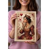Şımartan Iskambil Kağıdı Konseptli, Kalp Detaylı Tacı, Zarif Elbiseli ve Kalpler Üfleyen Kupa Kraliçesi (Queen Of Hearts) Illüstrasyonuna Sahip Büyüleyici Tasarımlı Esnek Kumaş Kitap / Defter Kılıfı