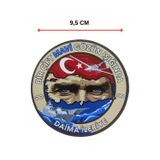 Single Sword Bir Çift Mavi Gözün Işığında Daima İleriye Plastik Cırtlı Arma Patch 9,5 cm