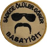 Single Sword ''SADECE ÖLÜLER GÖRÜR BABAYİĞİT'' Yazılı Cırtlı Nakış Arma, Patch, Peç Model SİYAH-BEJ
