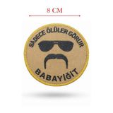 Single Sword Single Sword ''Sadece Ölüler Görür Babayiğit'' Yazılı Cırtlı Nakış Arma, Patch, Peç Model, Siyah-Bej