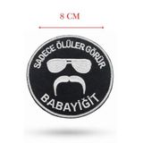 Single Sword Single Sword ''Sadece Ölüler Görür Babayiğit'' Yazılı Cırtlı Nakış Arma, Patch, Peç Model, Siyah-Beyaz